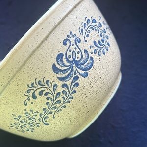 This listing is for Pyrex homestead bowls in sizes 401 and 402.